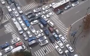 Bakıda hərəkəti iflic edən tıxacın səbəbi müzakirə yaratdı – VİDEO