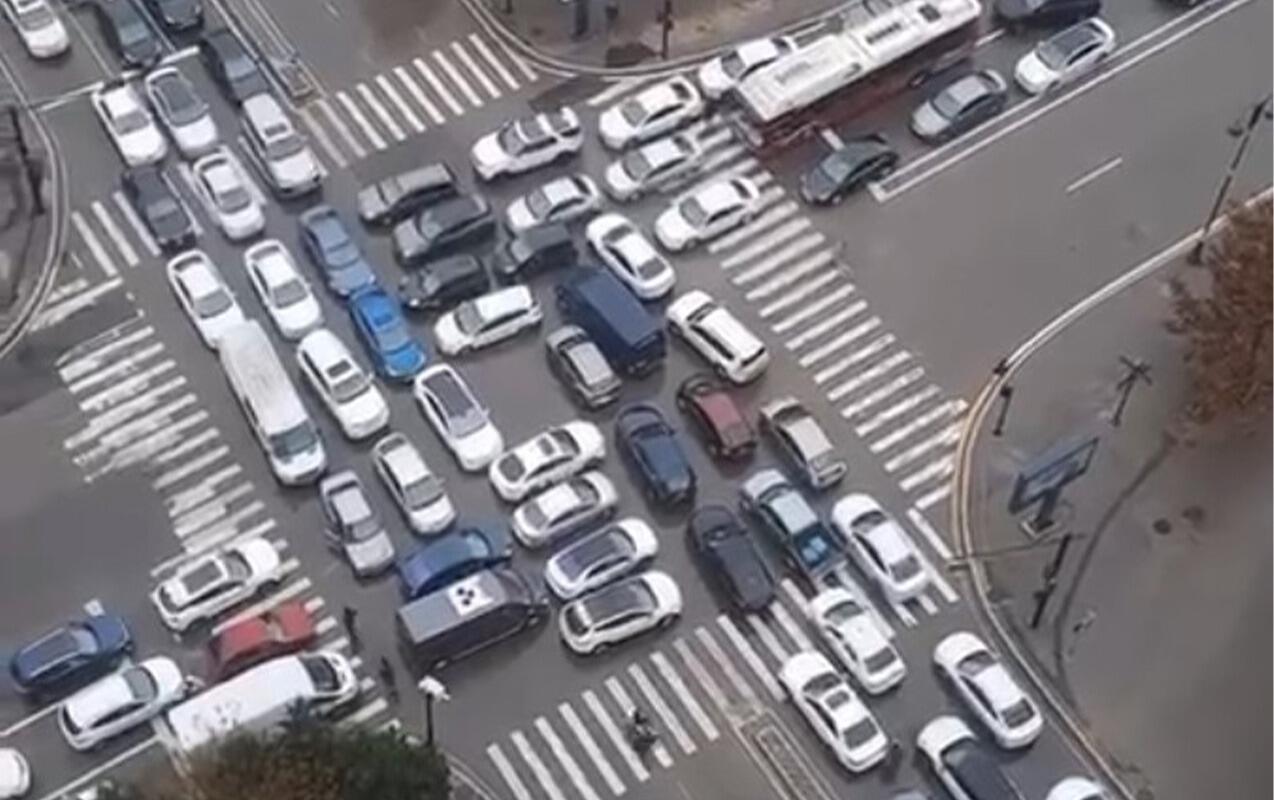 Bakıda hərəkəti iflic edən tıxacın səbəbi müzakirə yaratdı – VİDEO