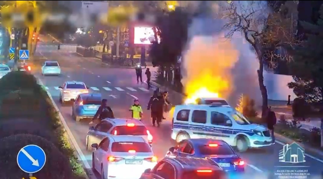 Polislər yanan avtomobili belə söndürdü – VİDEO