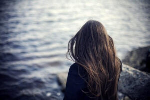 Bakıda yeniyetmə qızın müəmmalı ölümü: “Telefonda qorxulu videolara baxırmış” – VİDEO