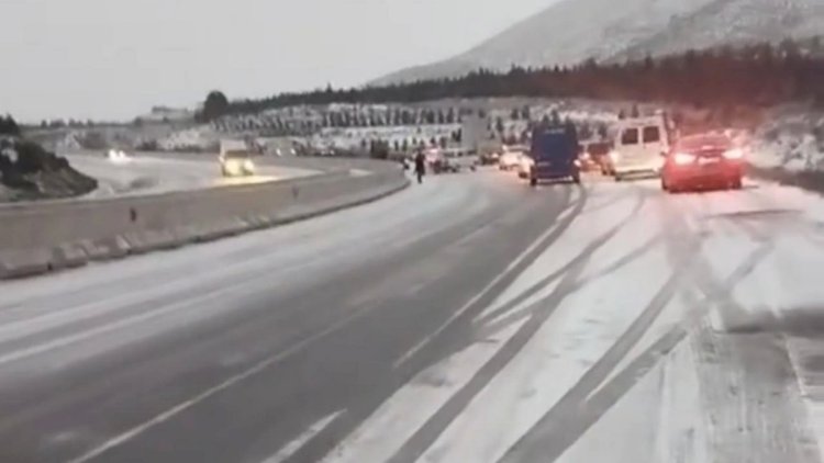 Bu yol buz bağladı – VİDEO