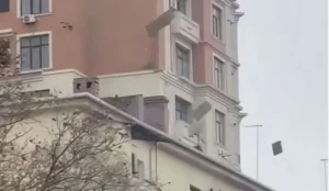 Bakıda güclü külək binanın üz örtüklərini qopardı – ANBAAN VİDEO