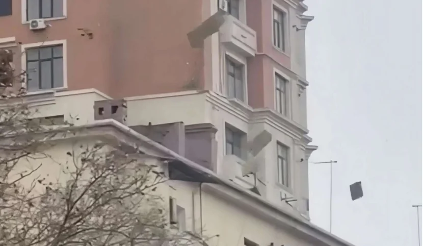 Bakıda güclü külək binanın üz örtüklərini qopardı – ANBAAN VİDEO