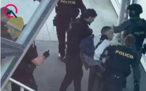 AZAL təyyarəsinə qanunsuz girmək istəyən belə saxlanıldı – VİDEO