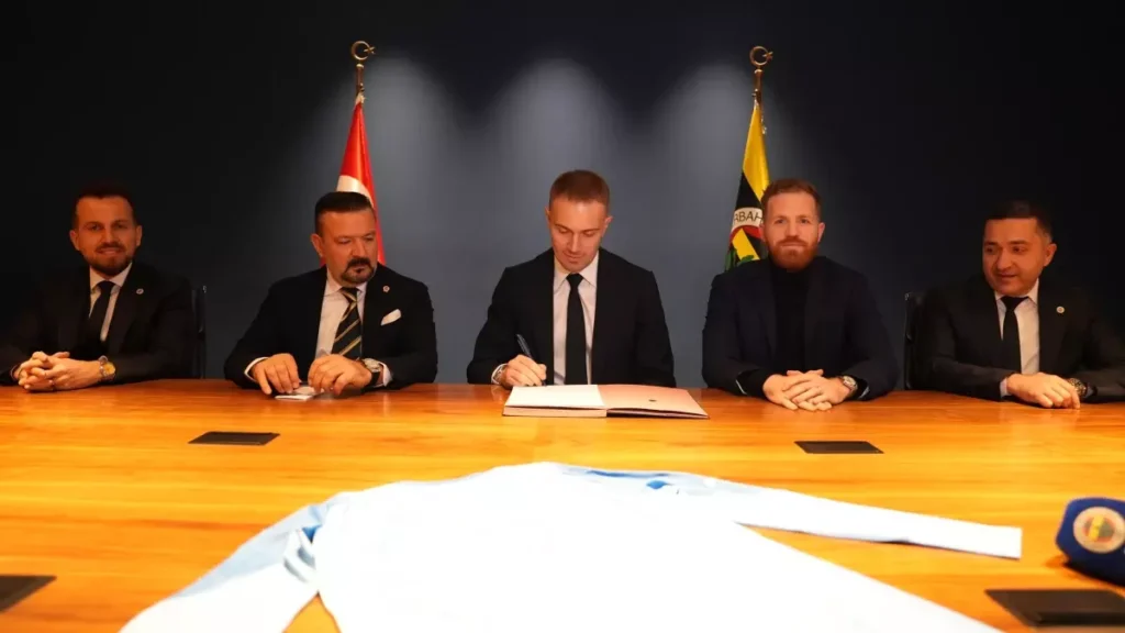 “Beşiktaş”dan ayrılan Mert Günok “Fənərbaxça” ilə razılaşdı