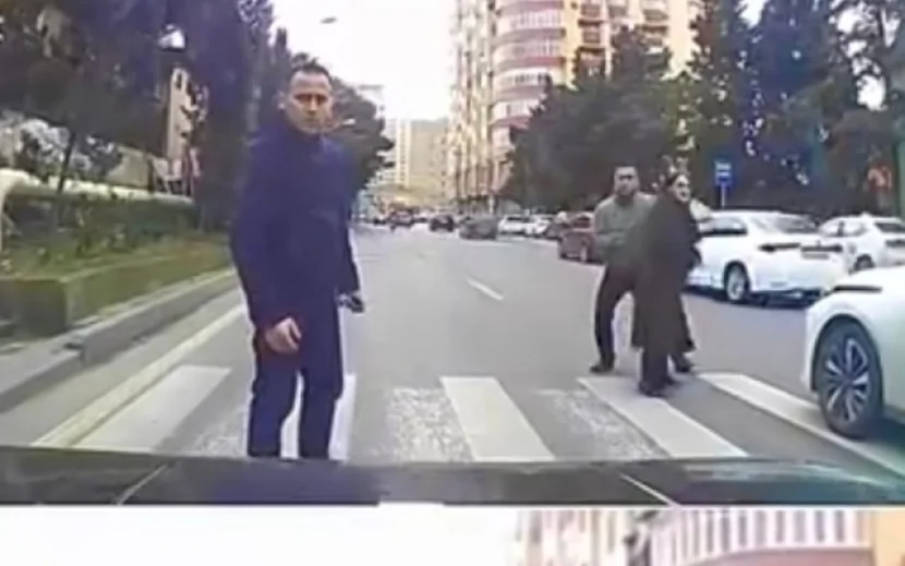 Piyada keçidində piyada maşının üzərinə tullandı – ANBAAN GÖRÜNTÜLƏR