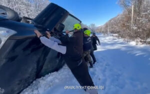 Aşan avtomobildən köməksiz qalanları belə çıxardılar – VİDEO