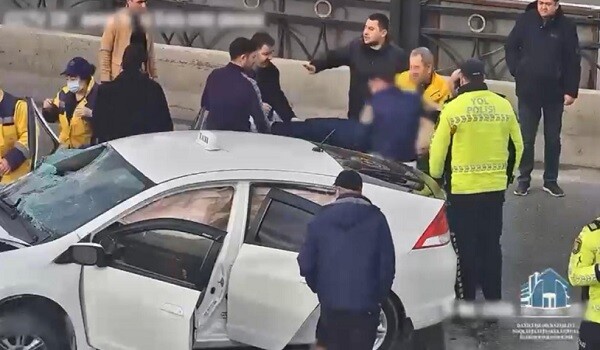 Bakıda AĞIR QƏZA: Maşın beton arakəsməyə çırpıldı – VİDEO