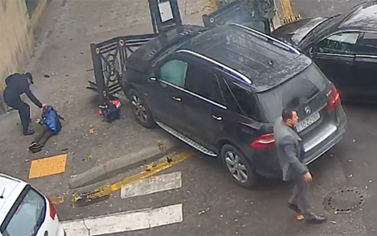 Polislər qəzada xəsarət alan məktəblini belə xilas etdi – VİDEO