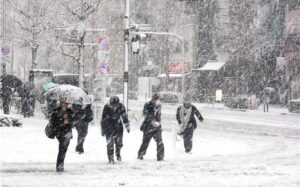 Yol polisindən qarlı-şaxtalı havalarla bağlı piyadalara MÜRACİƏT