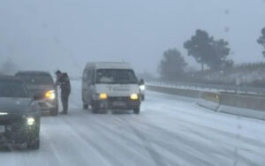 Bakı-Şamaxı yolu buz bağladı, avtomobillər yolda qaldı – VİDEO