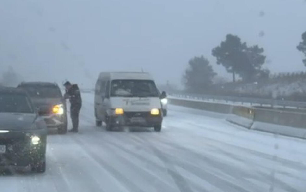 Bakı-Şamaxı yolu buz bağladı, avtomobillər yolda qaldı – VİDEO